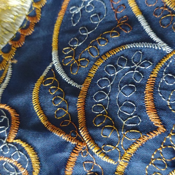 Silk Chinese Robe With Amazing Detail - Picture 9 of 9